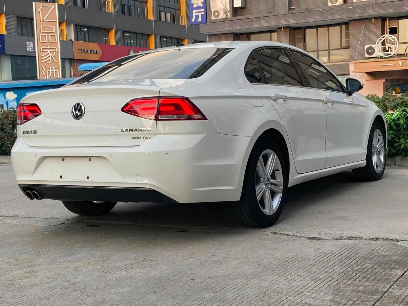 2018 Volkswagen Lamando Petrol Sedan — source image 6