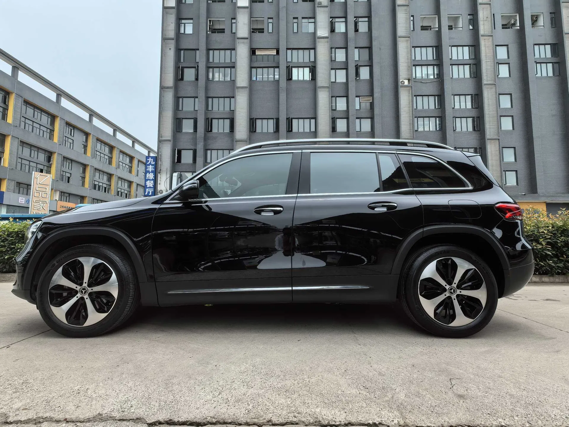 2023 Mercedes-Benz GLB 220 Petrol SUV — source image 11