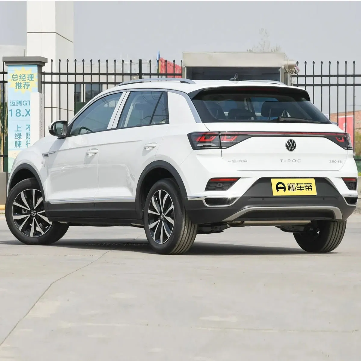 2023 VW T-ROC vehicle photo 3