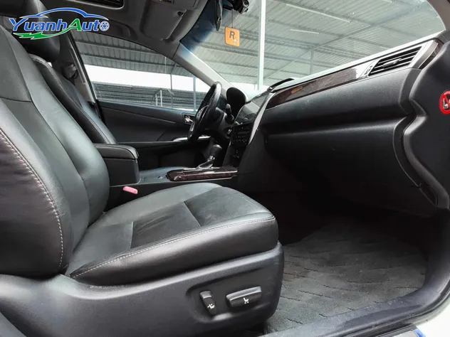 2016 Toyota Camry Petrol Sedan — source image 17