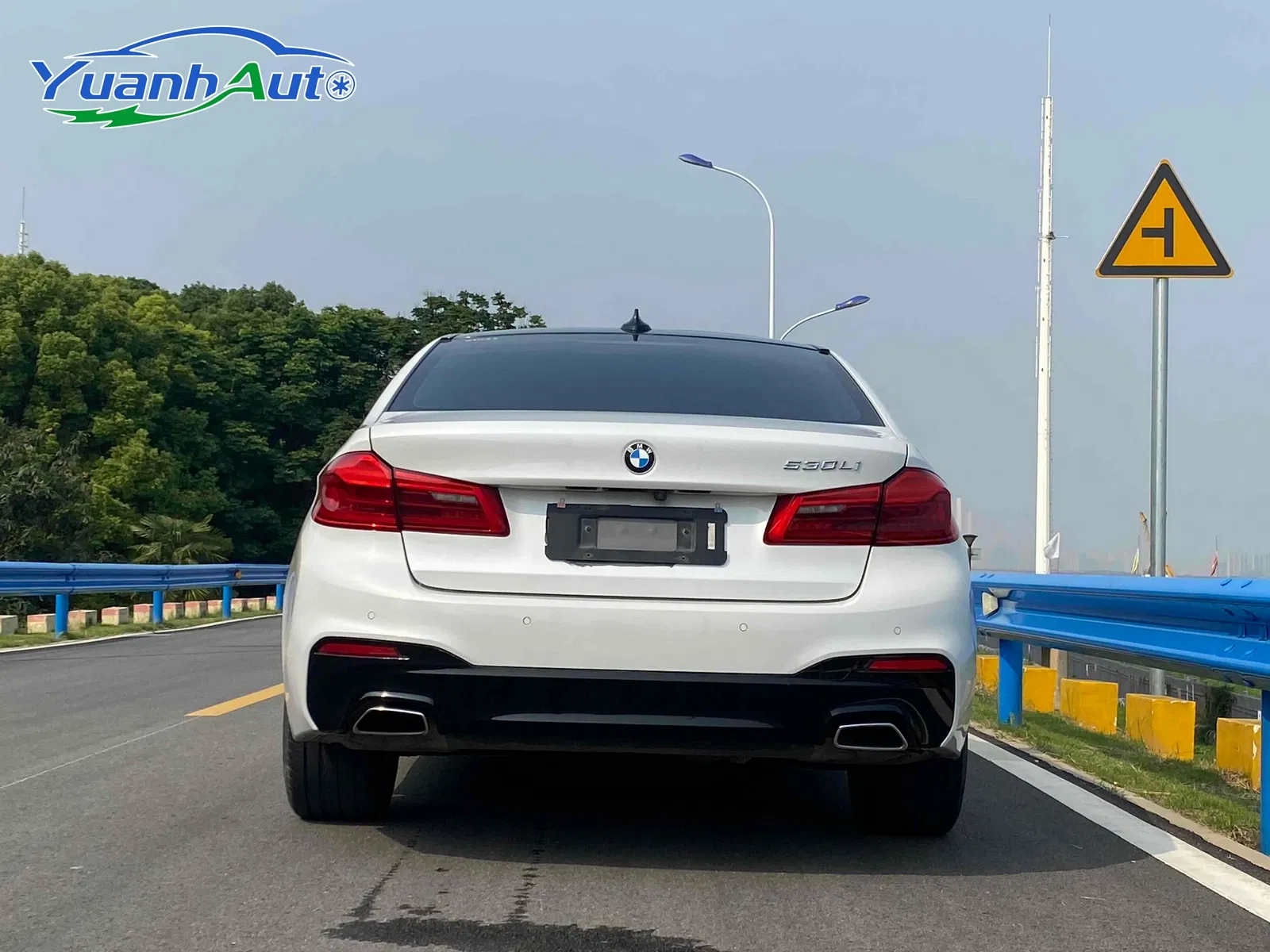 2018 BMW 530Li Petrol Sedan — source image 12