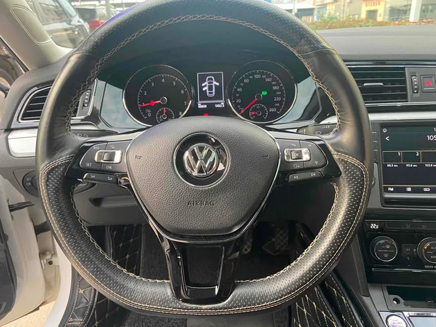 2018 Volkswagen Lamando Petrol Sedan — source image 15