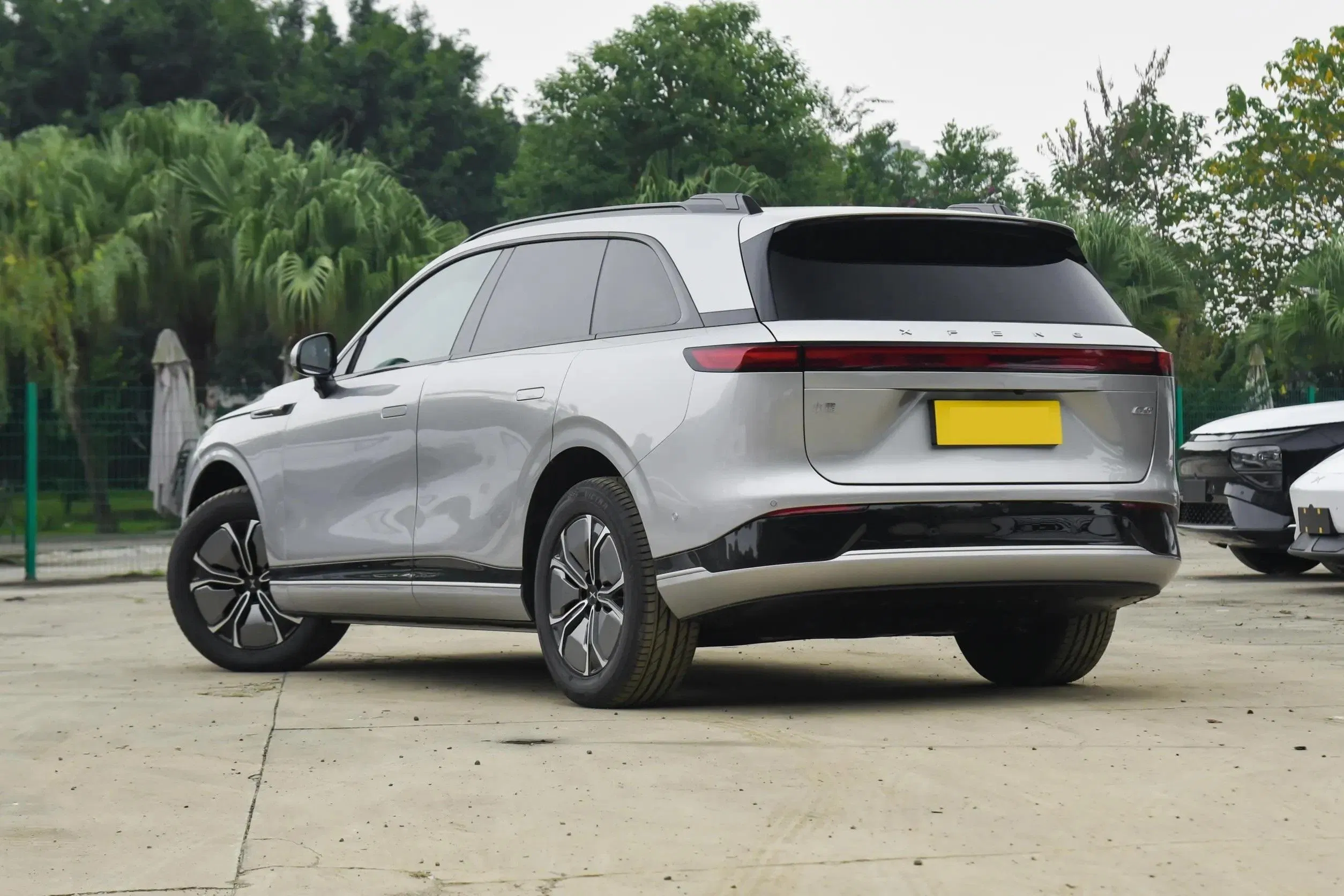 Xpeng G9 vehicle photo 4