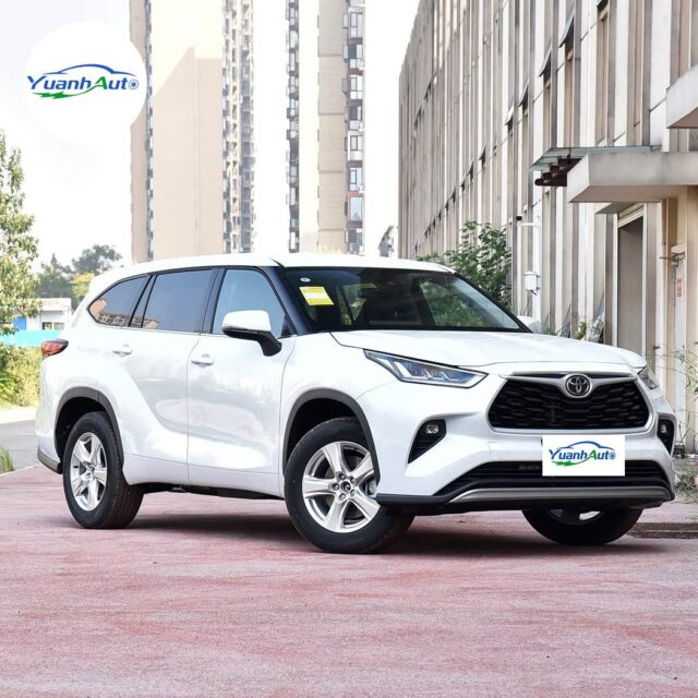 Toyota Highlander vehicle photo 1