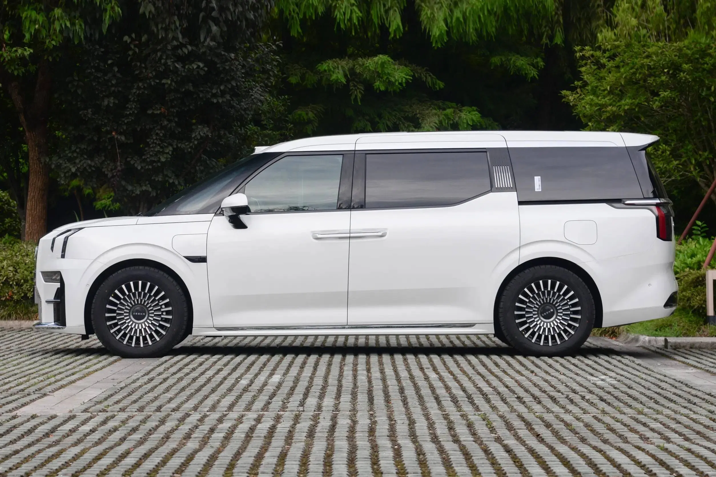 2023 Zeekr 009 Electric MPV — source image 5