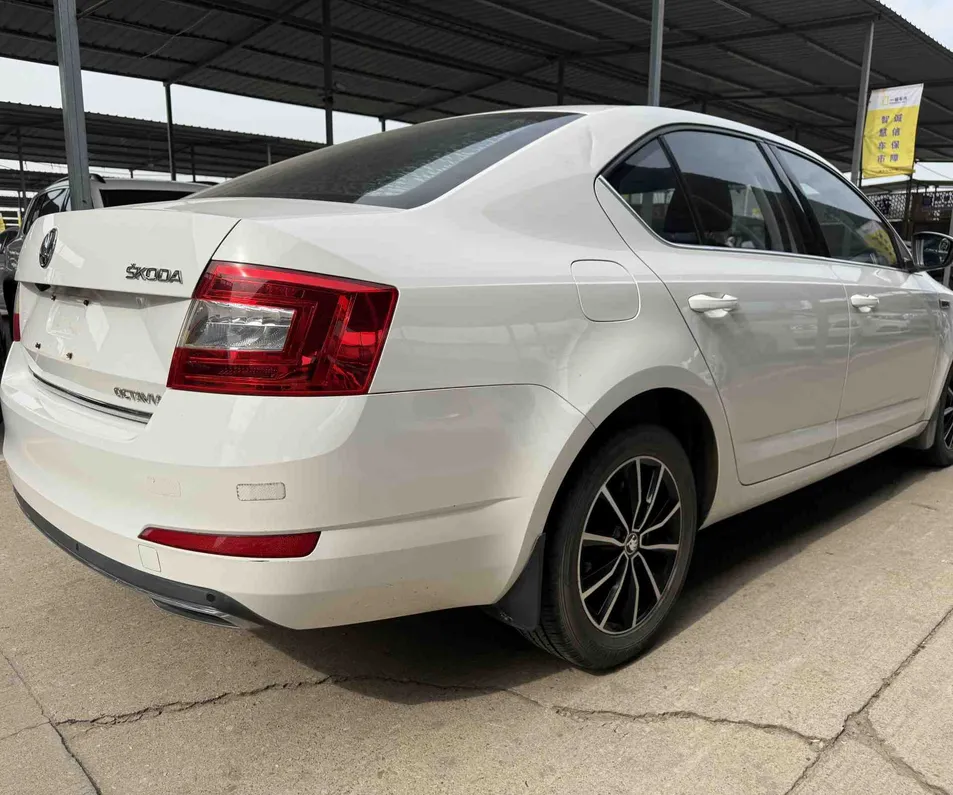 2017 Skoda Octavia Petrol Sedan — source image 13