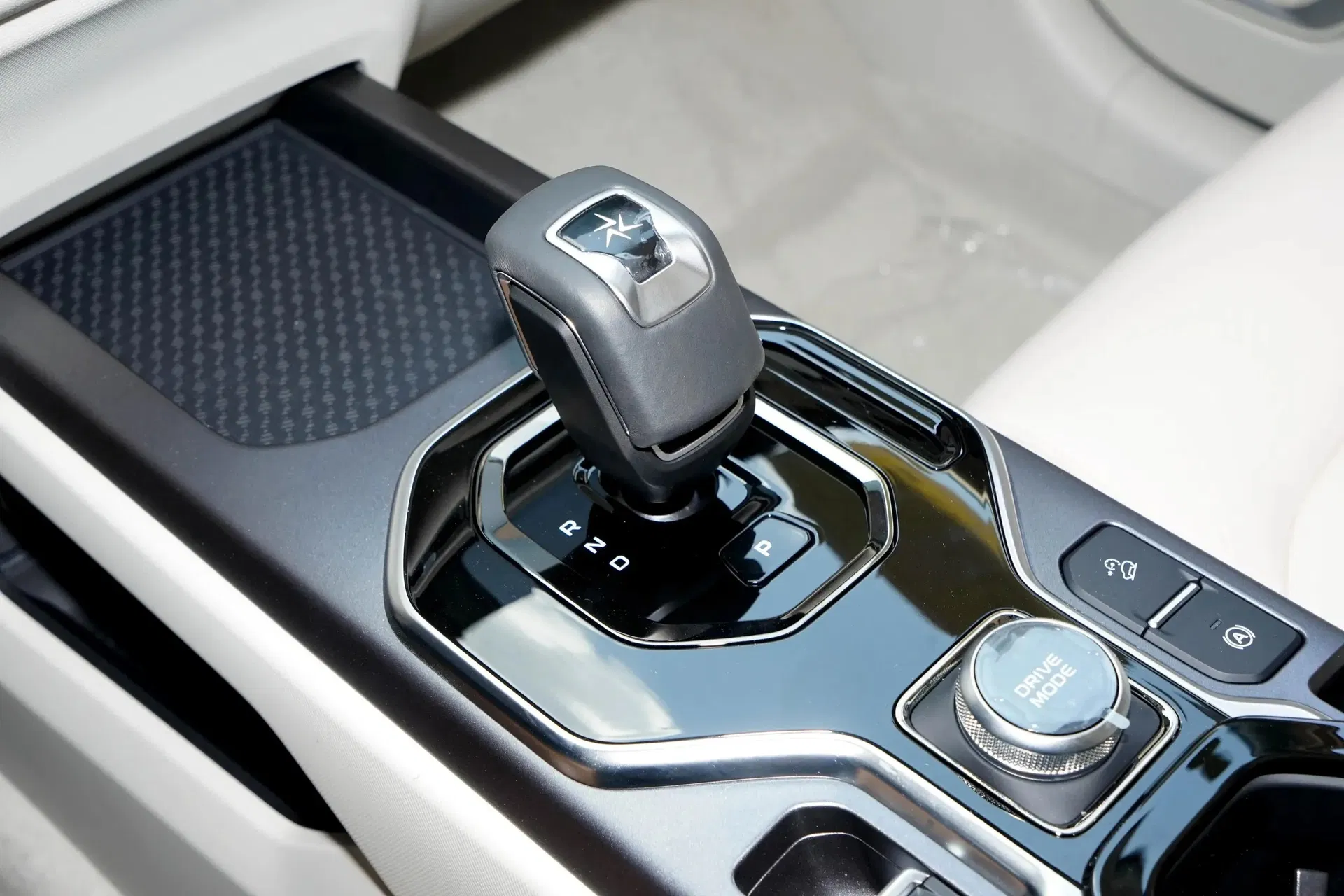 Geely ICON Petrol SUV — source image 11