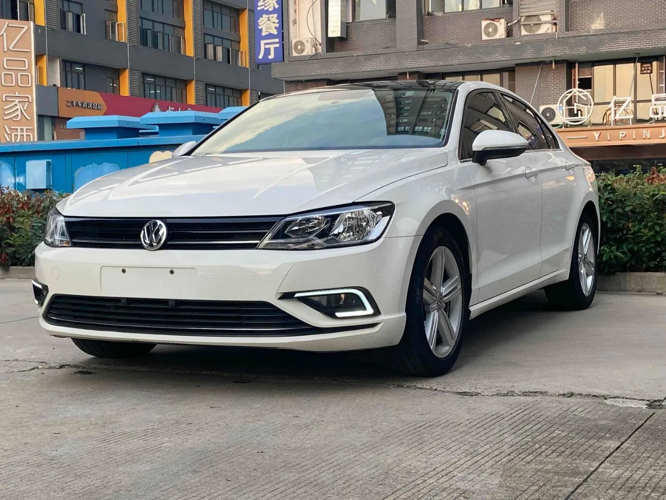 2018 Volkswagen Lamando Petrol Sedan — source image 2