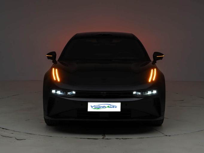 Coche nuevo Zeekr 001, modelo 2025-2026. Vehículo eléctrico.