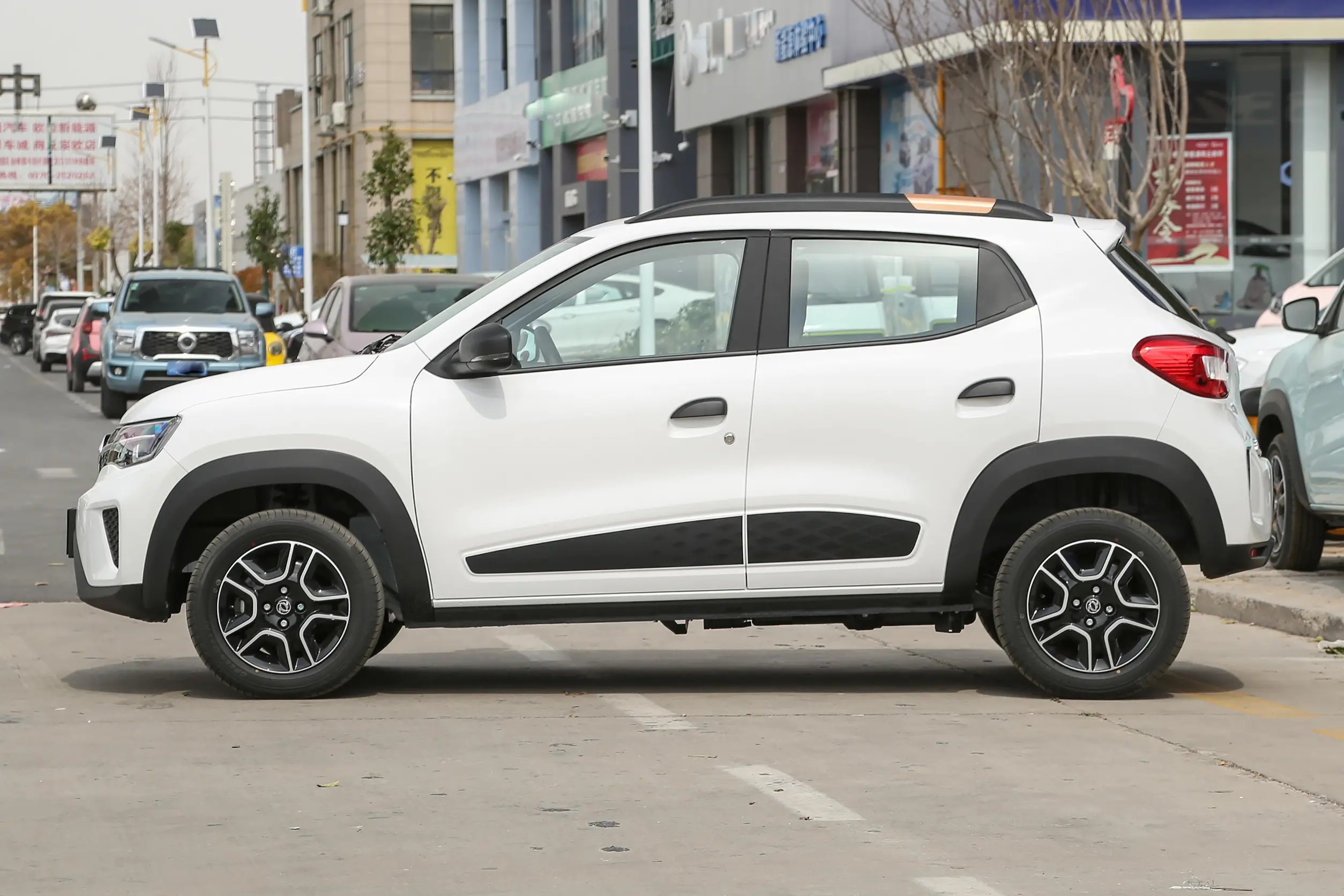 Dongfeng Nano EX1 SUV eléctrico 2025. Innovador vehículo de nueva energía de 4 plazas con volante a la izquierda.