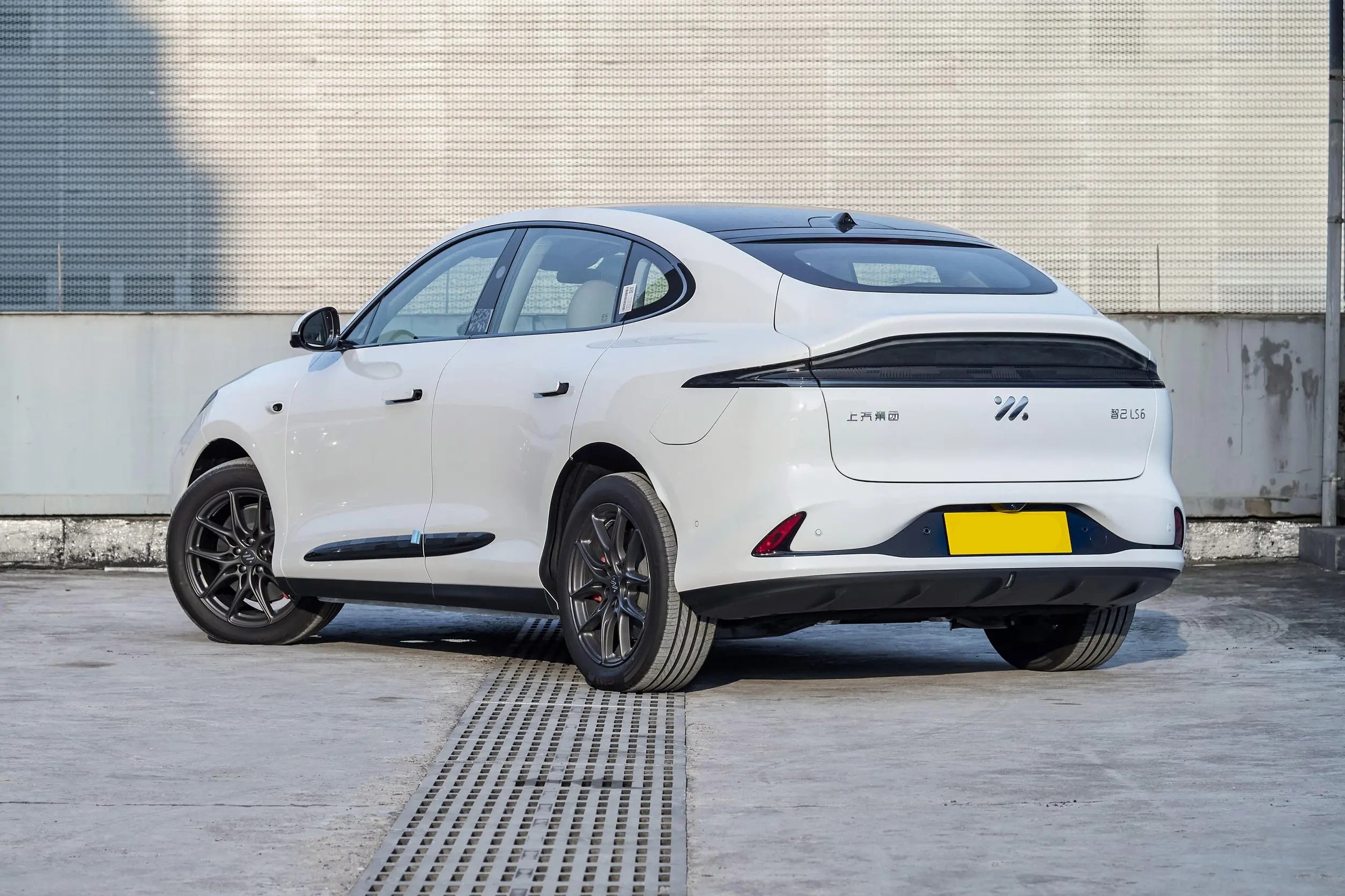 New Energy Car Zhiji IM LS6 Sedan Electric 2023 High Power 4WD Zhiji IS6 Sports Cars for Adults New Energy Vehicles