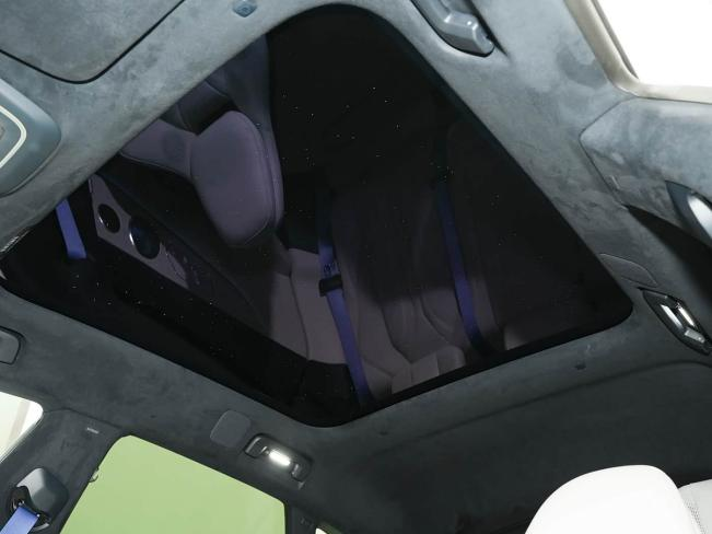 Coche nuevo Zeekr 001, modelo 2025-2026. Vehículo eléctrico.