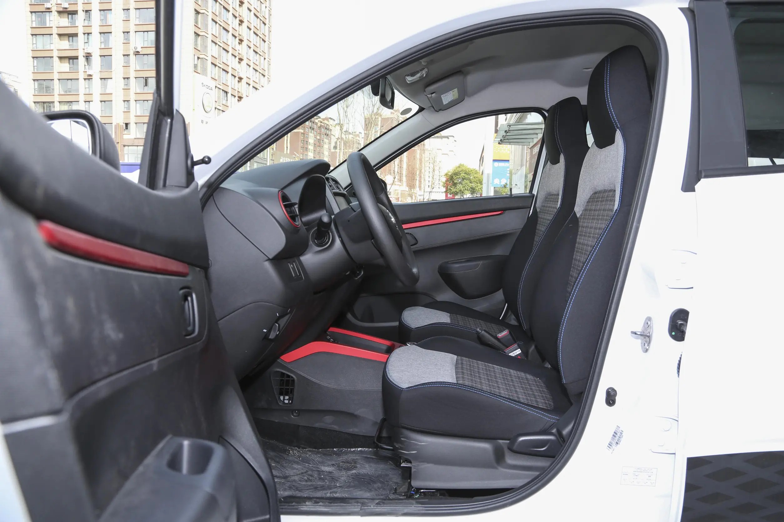Dongfeng Nano EX1 SUV eléctrico 2025. Innovador vehículo de nueva energía de 4 plazas con volante a la izquierda.