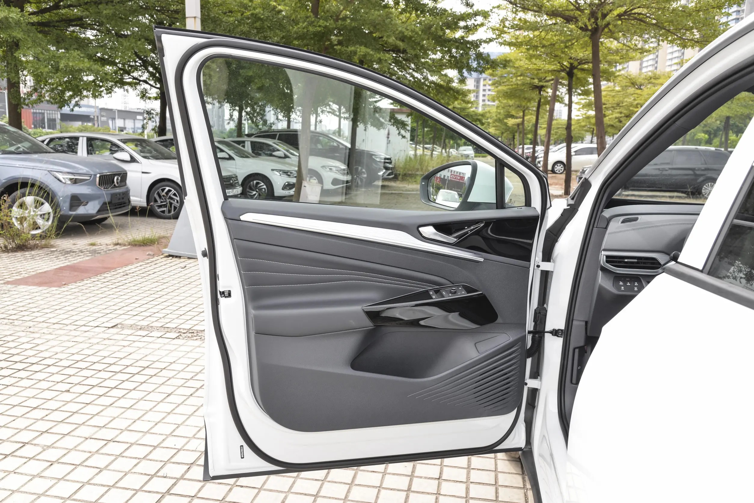VW ID4 Crozz SUV eléctrico de 4 ruedas, duradero, edición Pro de largo alcance de 600 km, 2024.