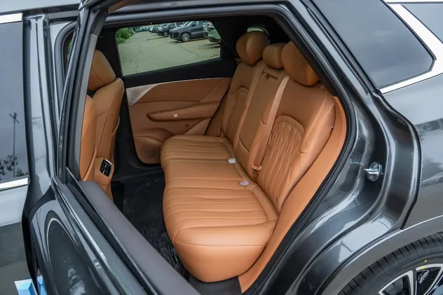 2025 Dongfeng Aeolus L8 Phev 112km Cltc Range 1.5t 4-Speed Dht Plug-in Hybrid SUV