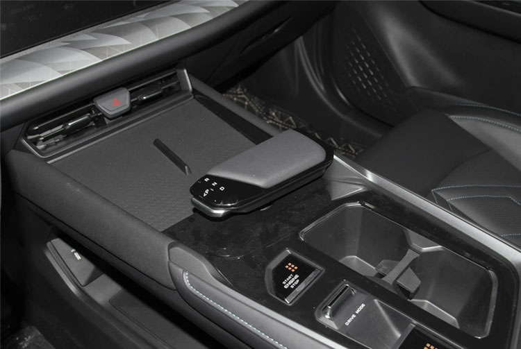 Coche de gasolina Changan UNI-T 1.5T 2WD SUV 2023, nuevo, automático, deportivo.