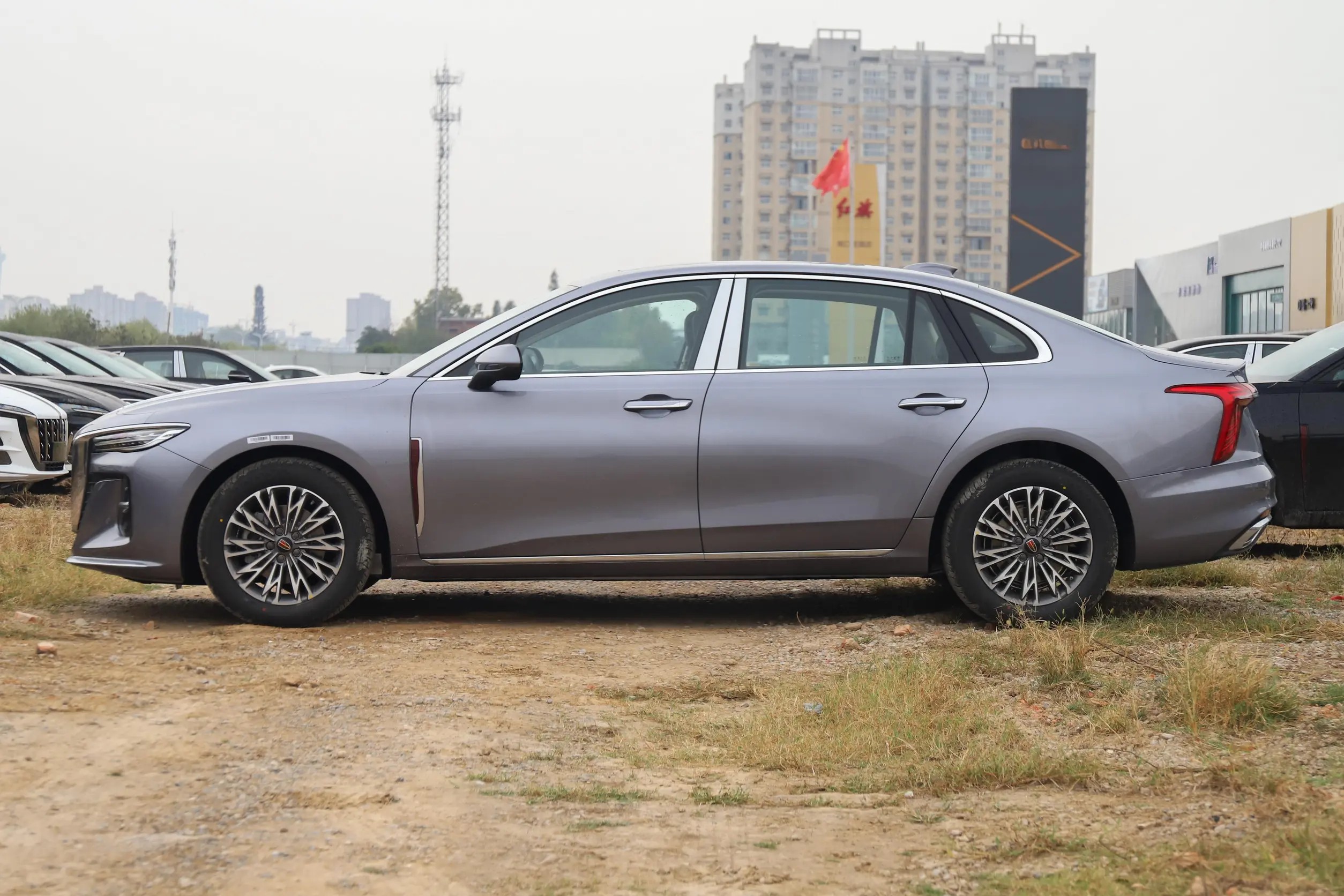 2025 Hongqi H5 2.0t Automatic Zhilian Flag Open Version 4 Door 5 Seat Sedan Large Space Long Endurance Fuel Vehicle