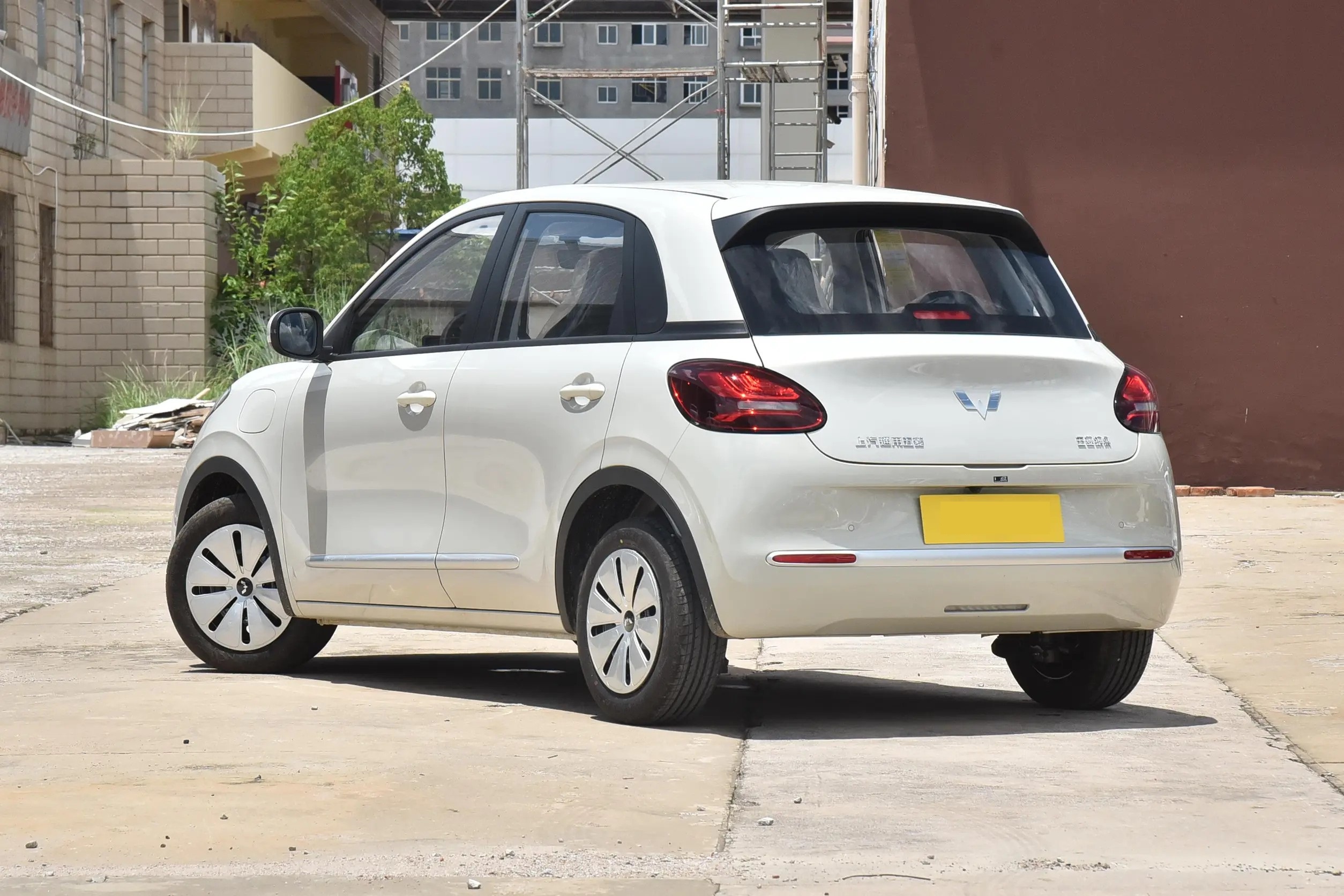 2024 New Wuling Bingo Mini Electric Car for Adults 200km Range Pure Electric EV with Lithium Battery Small New Energy Vehicle