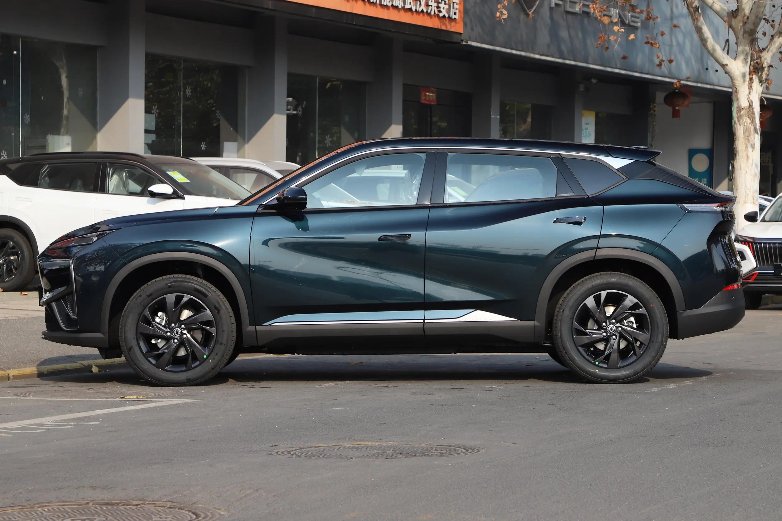 Dongfeng Aeolus Auto L7 2025, vehículo eléctrico híbrido enchufable de gran venta y nueva energía.
