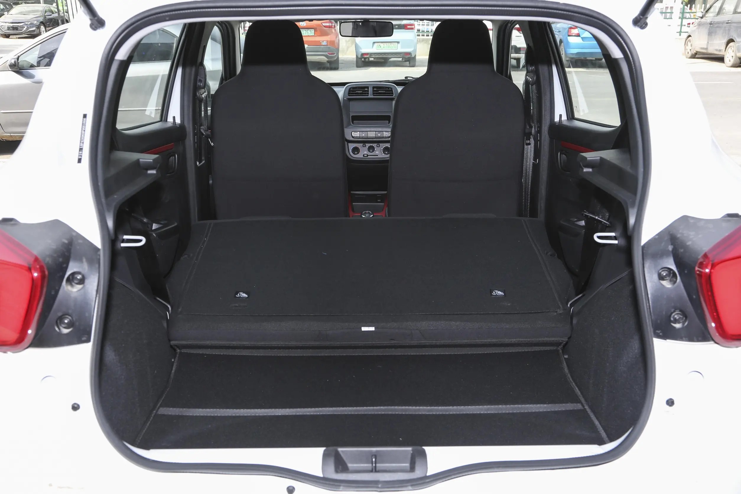 Dongfeng Nano EX1 SUV eléctrico 2025. Innovador vehículo de nueva energía de 4 plazas con volante a la izquierda.