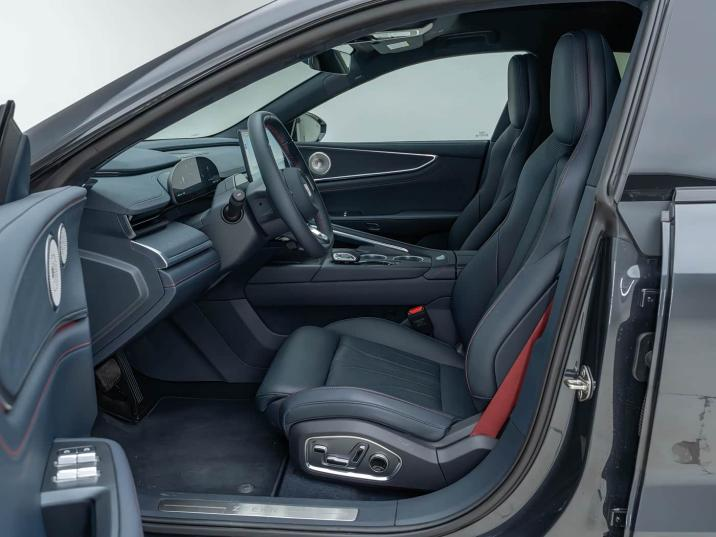Coche nuevo Zeekr 001, modelo 2025-2026. Vehículo eléctrico.