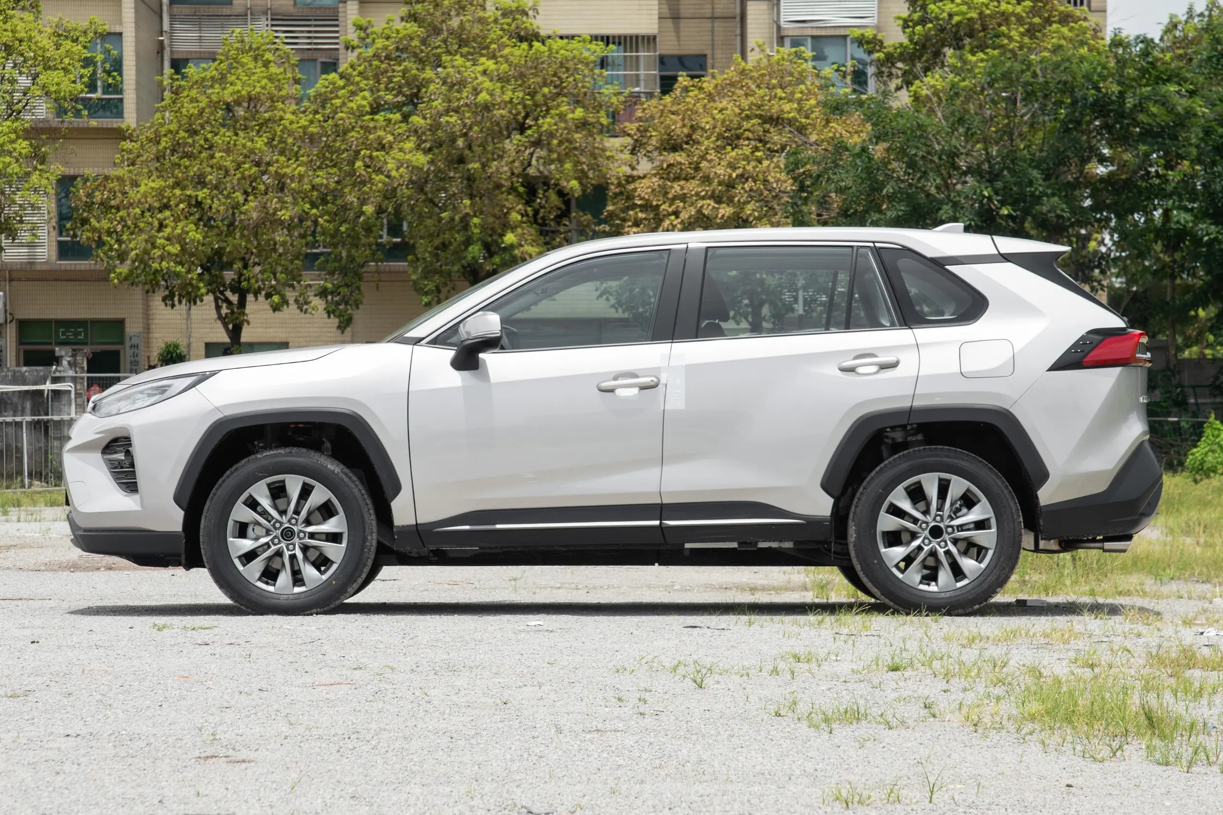 2024 Toyotas Wildlander 5-Seater Hybrid Electric Car with Panoramic Sunroof Compact SUV 180km/h High Speed