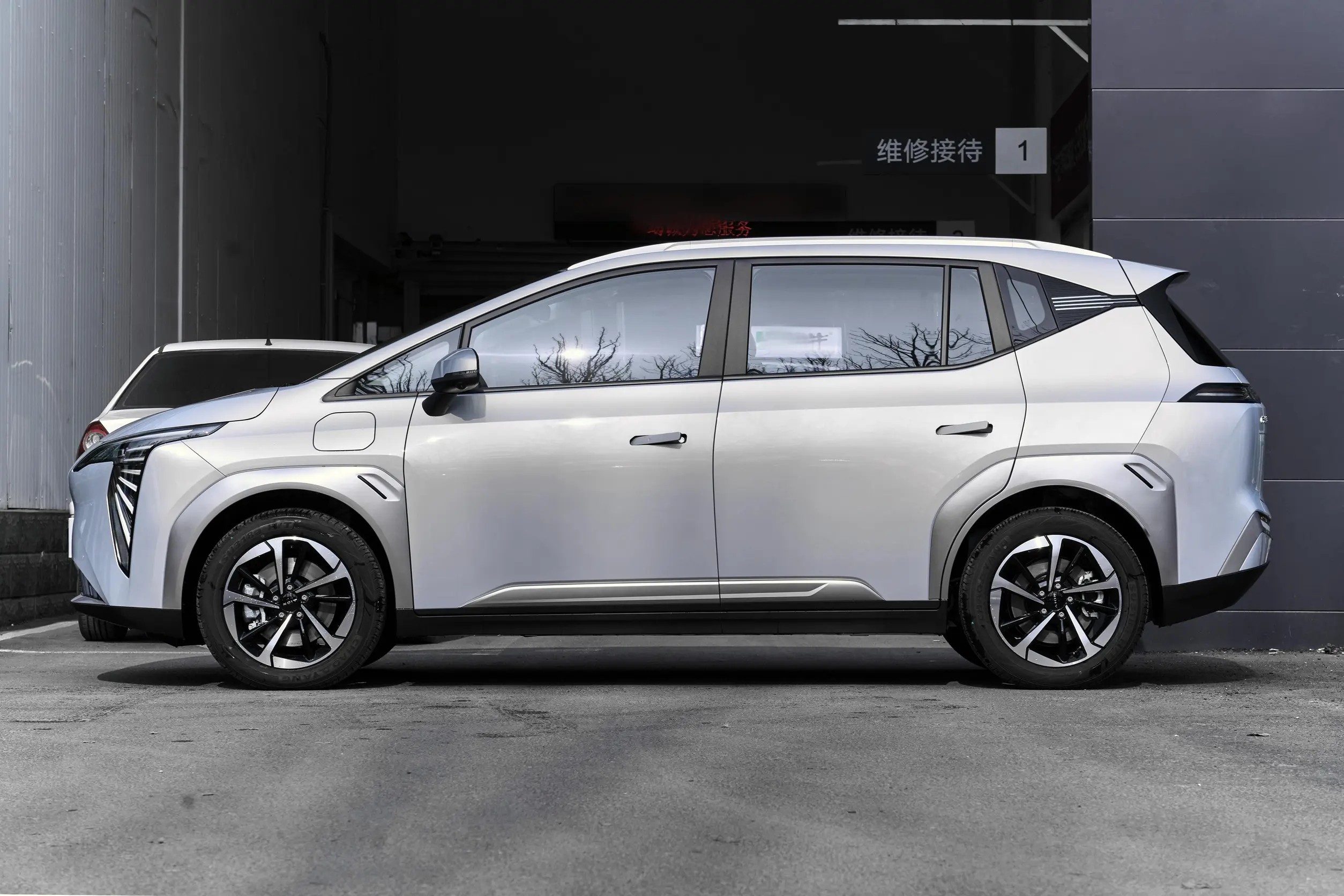 New Model Aion Y 2024 Younger 49.75 Kwh New Energy Vehicle Pure Electric Ev Car for Gac Aion Y Younger