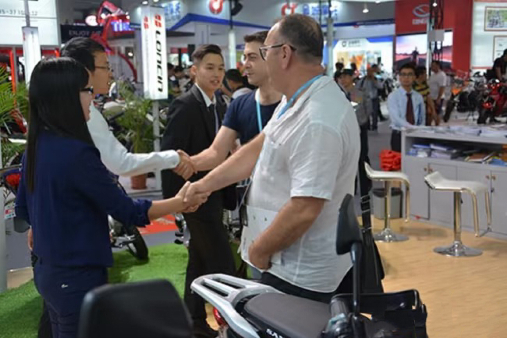 2024 New Wuling Bingo Mini Electric Car for Adults 200km Range Pure Electric EV with Lithium Battery Small New Energy Vehicle