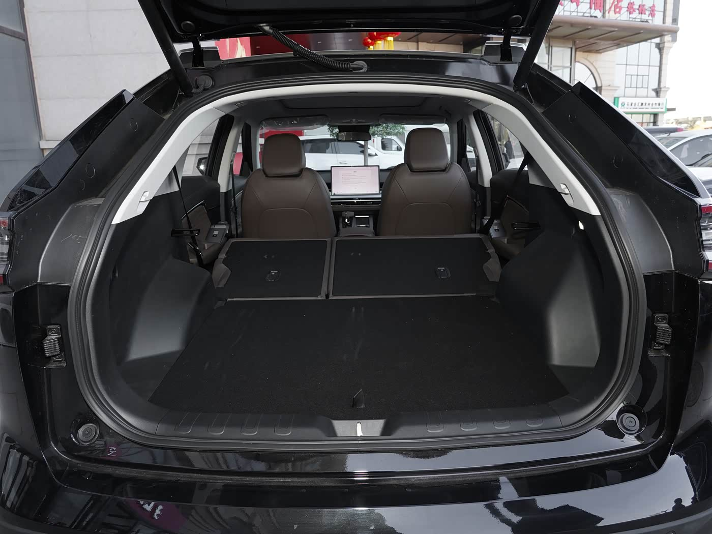 uitable for both passenger and cargo transportation.
