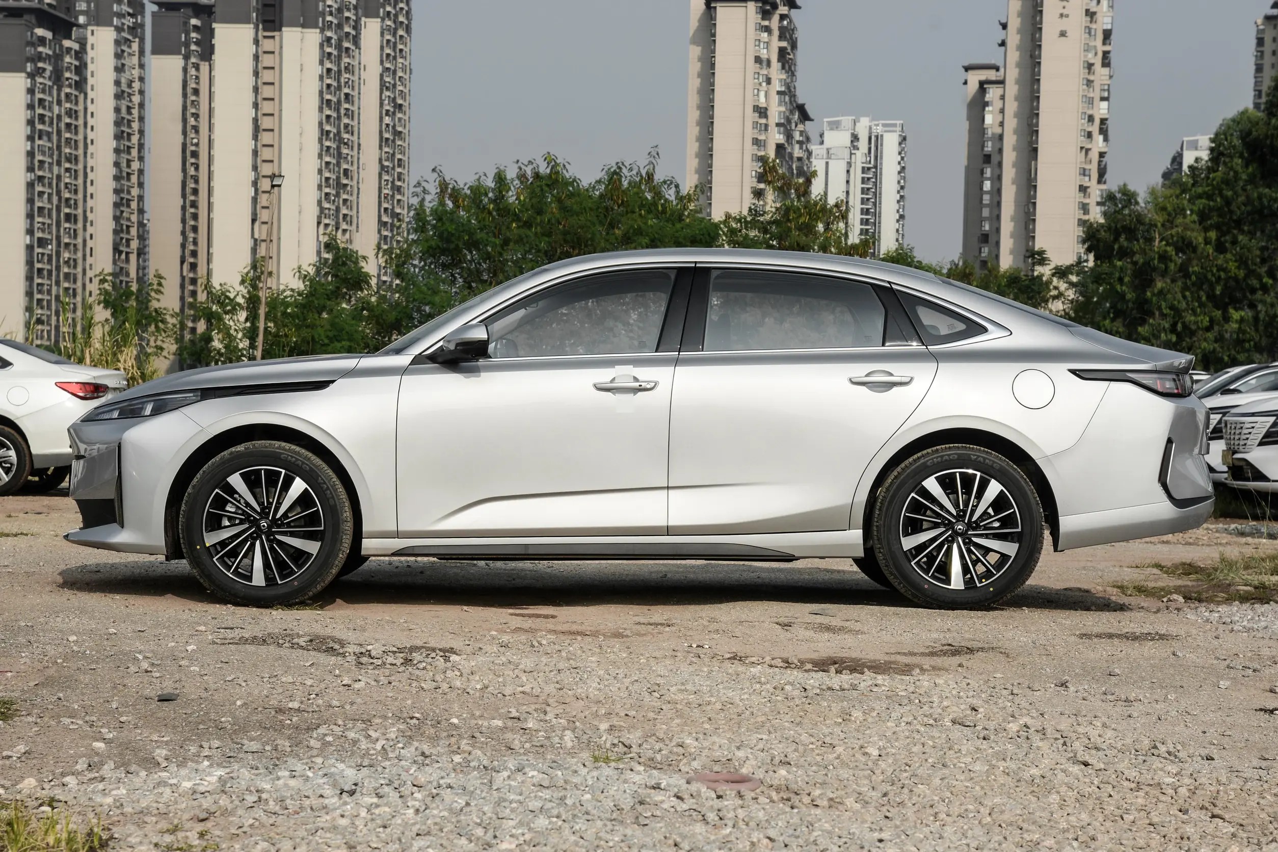 El mejor automóvil híbrido enchufable: Changan Qiyuan A05 145 Air Pro Max, un sedán compacto eléctrico de nueva energía.