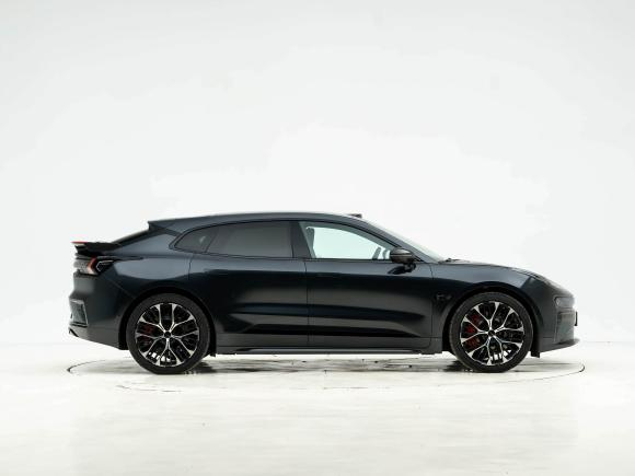 Coche nuevo Zeekr 001, modelo 2025-2026. Vehículo eléctrico.