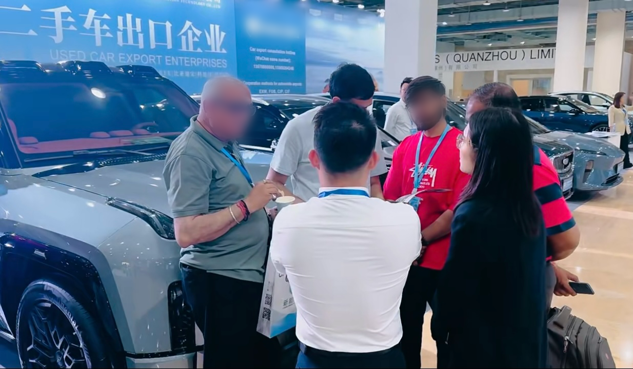 2024 New Wuling Bingo Mini Electric Car for Adults 200km Range Pure Electric EV with Lithium Battery Small New Energy Vehicle