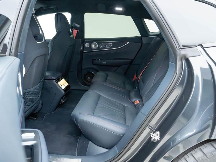 Coche nuevo Zeekr 001, modelo 2025-2026. Vehículo eléctrico.