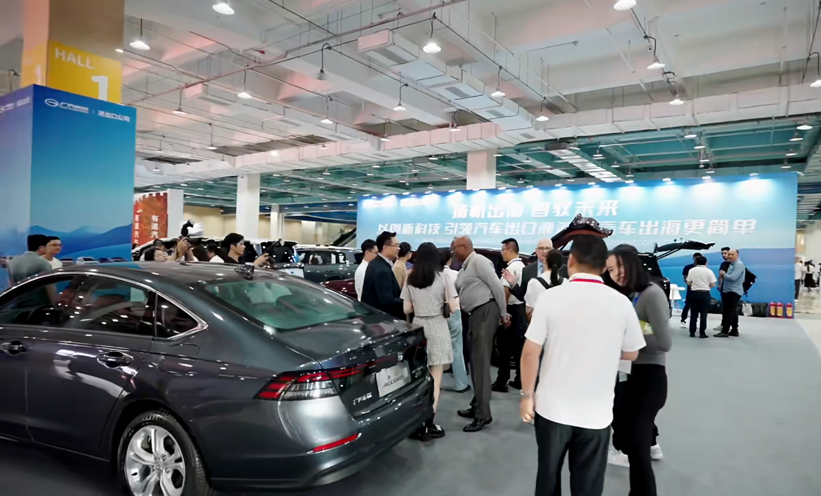 2024 New Wuling Bingo Mini Electric Car for Adults 200km Range Pure Electric EV with Lithium Battery Small New Energy Vehicle