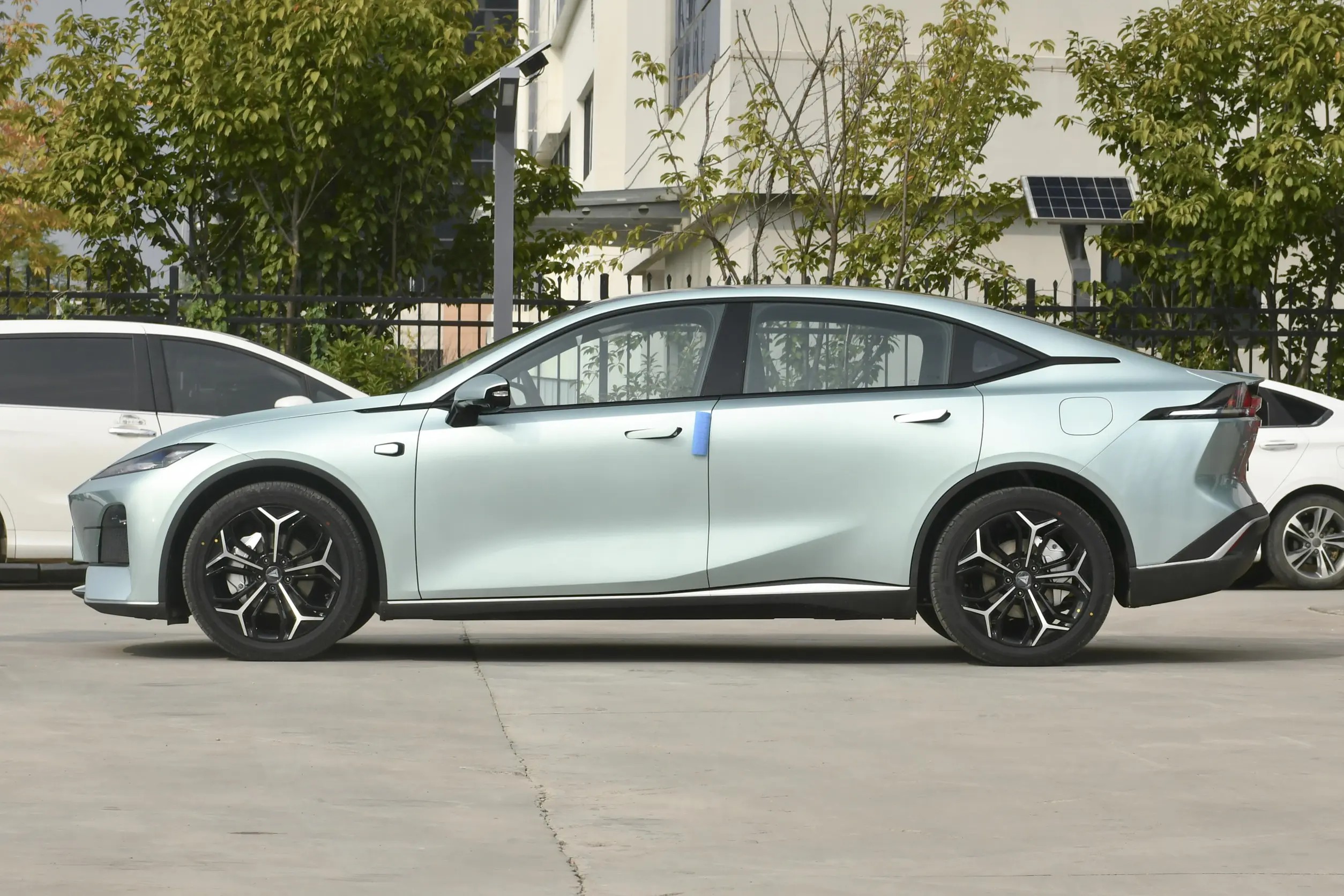 New Ev Car Wholesale 2024 New Energy Vehicles Electric Car 700 km 4 Wheel 5 Seat Smart Changan Deepal Sl03 Electric